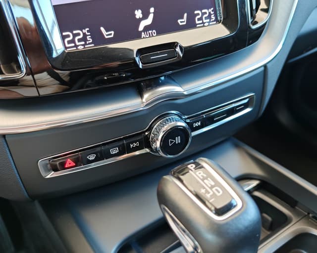 Volvo XC60 T4 Momentum Pro A/T 12/29