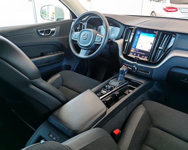 Volvo XC60 T4 Momentum Pro A/T 10/29