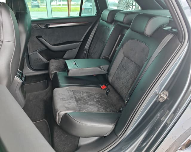 Škoda Superb Combi 2.0 TDI SCR Sportline 4×4 DSG 7/32