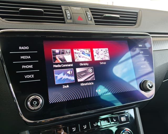 Škoda Superb Combi 2.0 TDI SCR Sportline 4×4 DSG 15/32