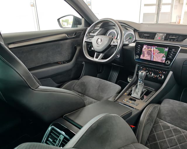 Škoda Superb Combi 2.0 TDI SCR Sportline 4×4 DSG 9/32